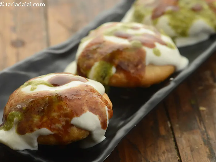 स्टेप 44 – २ टेबल-स्पून खजूर इमली की चटनी को समान रूप से …