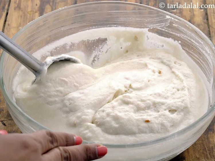 स्टेप 11 – घोल को एक बार धीरे से मिलाएं।