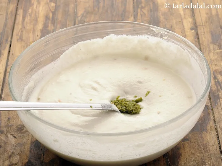 स्टेप 12 – इसके अलावा, हरी मिर्च की पेस्ट डालें।