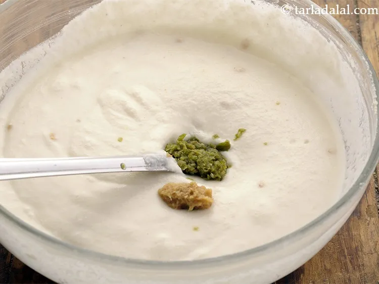 स्टेप 13 – अदरक की पेस्ट डालें।