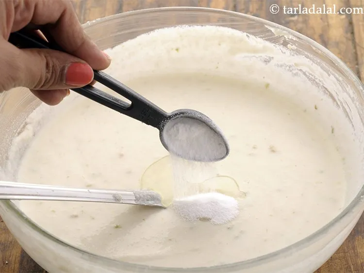 स्टेप 17 – तेल के ऊपर बेकिंग सोडा मिलाएं। बेकिंग सोडा ताजा होना …