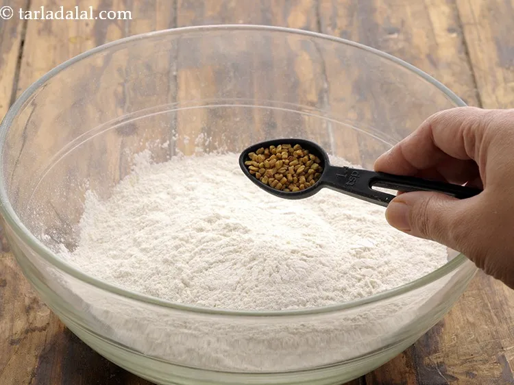 स्टेप 2 – १ टीस्पून मेथी के दाने डालें जो घोल के किण्वन …