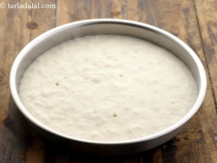 स्टेप 22 – तेल से चुपड़ी थाली में १/३ घोल को तुरंत डालें। …