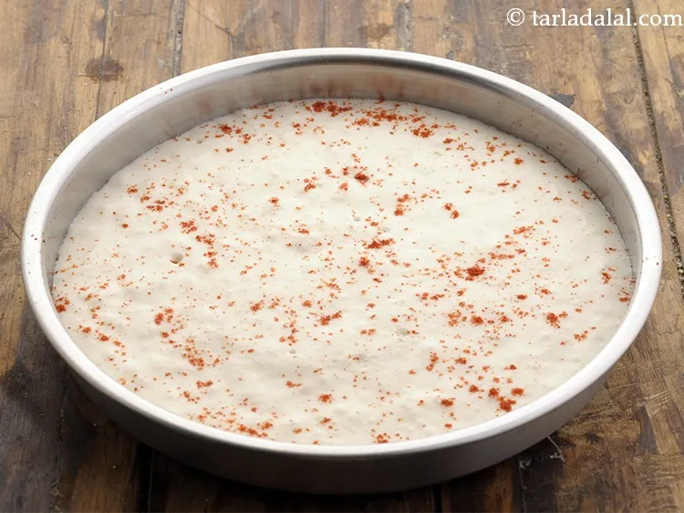 स्टेप 23 – उसके ऊपर थोड़ा मिर्च पाउडर छिड़कें।