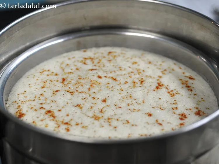 स्टेप 25 – सफेद ढोकले पके हैं या नहीं, यह जांचने के लिए …