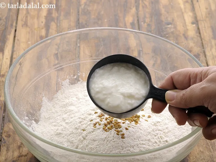 स्टेप 3 – खट्टा दही डालें। सुनिश्चित करें कि दही खट्टा हो क्योंकि …