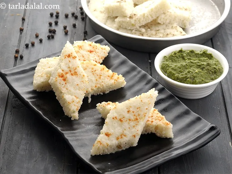 स्टेप 28 – <strong>खट्टा ढोकले</strong> को हरी चटनी के साथ तुरंत परोसें। यहां …