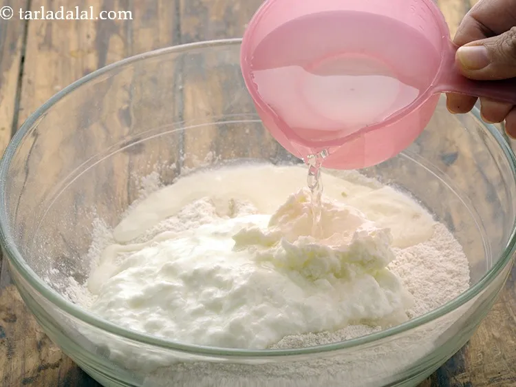 स्टेप 5 – अंत में, लगभग २ कप गरम पानी डालें। मक्खन पर …