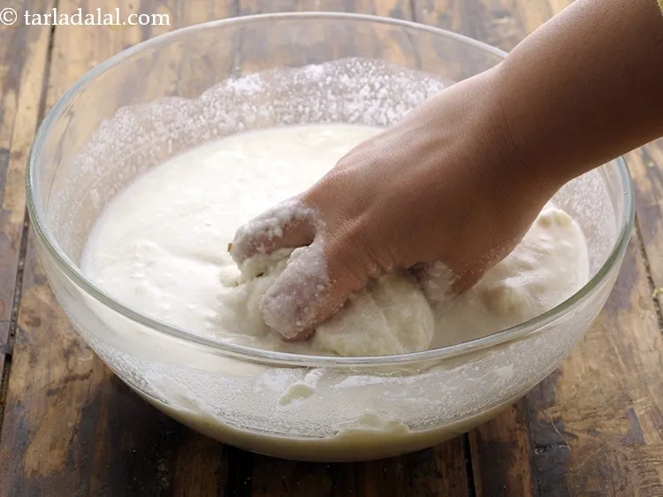 स्टेप 7 – अंत में, अपने हाथों का उपयोग करके आटा-पानी के मिश्रण …