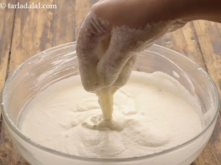 स्टेप 8 – इस तरह की घोल की स्थिरता होनी चाहिए।