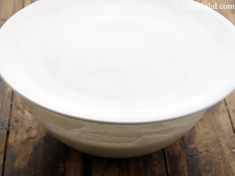 स्टेप 9 – एक ढक्कन से ढककर एक गरम स्थान में कम से …