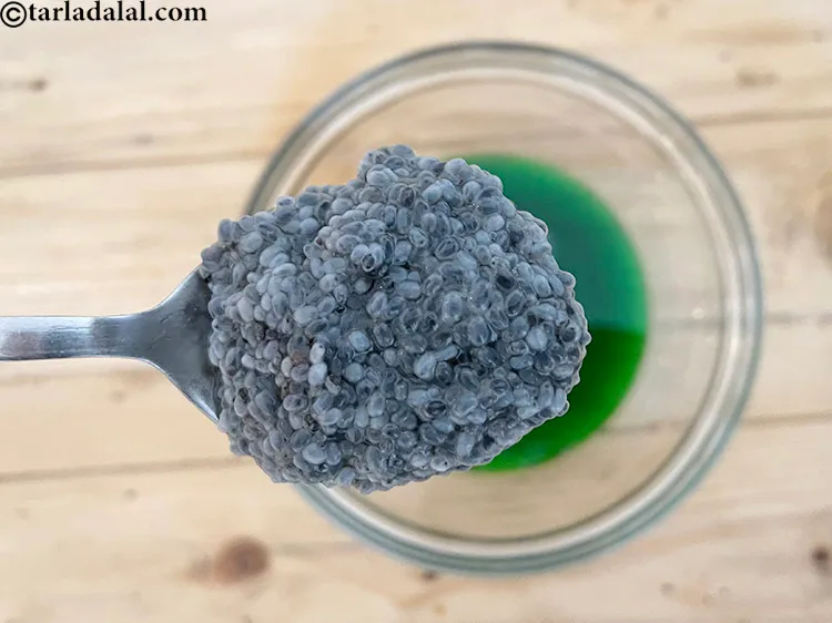 स्टेप 12 – ४ टेबल-स्पून भीगोया हुआ सब्ज़ा डालें। सब्ज़ा के विवरण के …