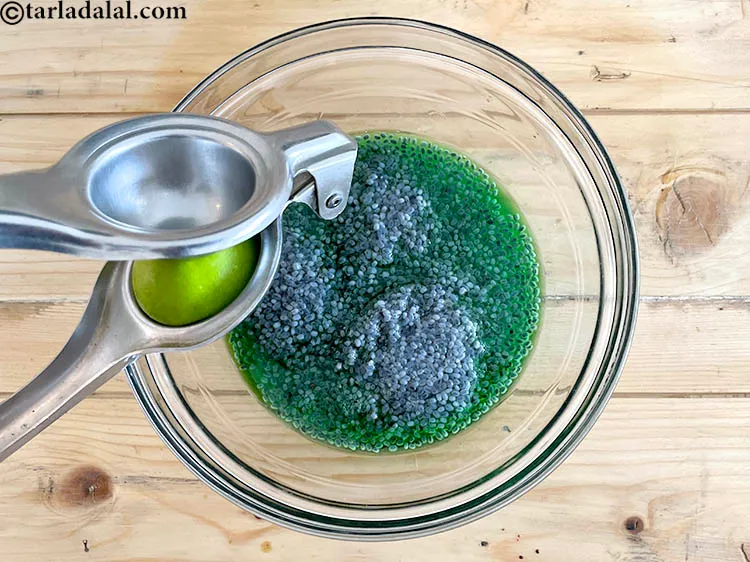 स्टेप 13 – १/४ टी-स्पून <a href=""https://www.tarladalal.com/glossary-lemon-juice-numbi-ka-ras-nimbu-ka-juice-hindi-471i"">नींबू का रस</a> डालें।