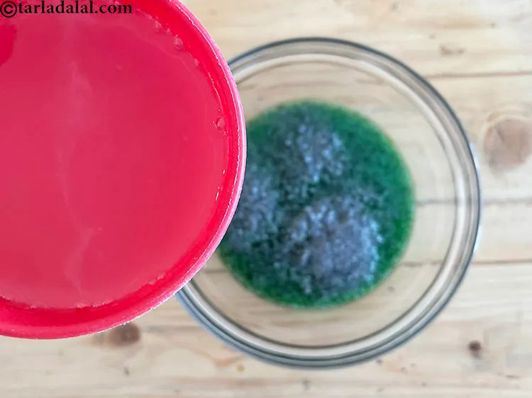 स्टेप 14 – २ १/२ कप <a href=""https://www.tarladalal.com/glossary-lemonade-lemon-drink-hindi-1008i"">ठंडा लेमन पेय</a> डालें।