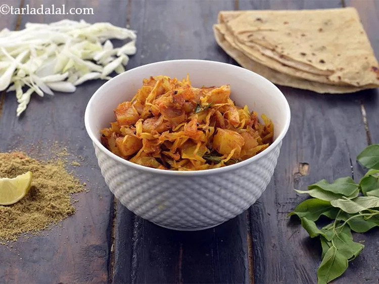 Step 20 – Serve the <strong>kobi bateta nu shaak</strong> hot with rotis. If you enjoyed this&nbsp;<strong>Kobi Batata Nu …