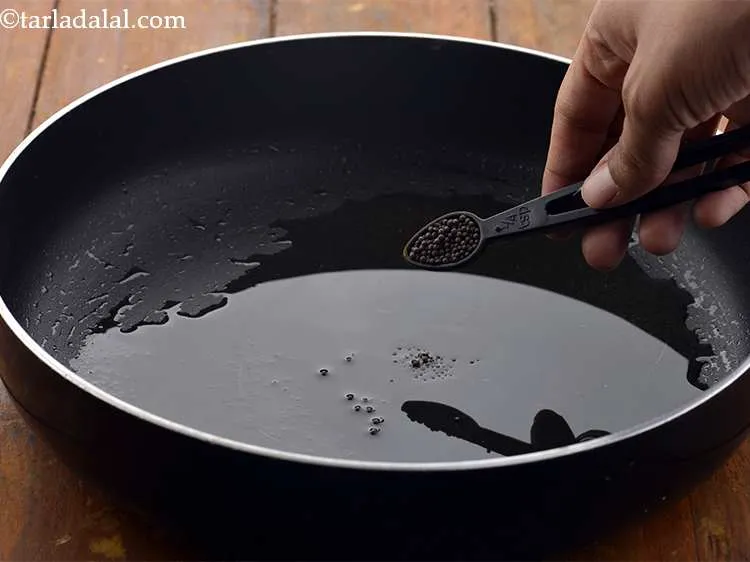 स्टेप 4 – उसमें सरसों डालें।