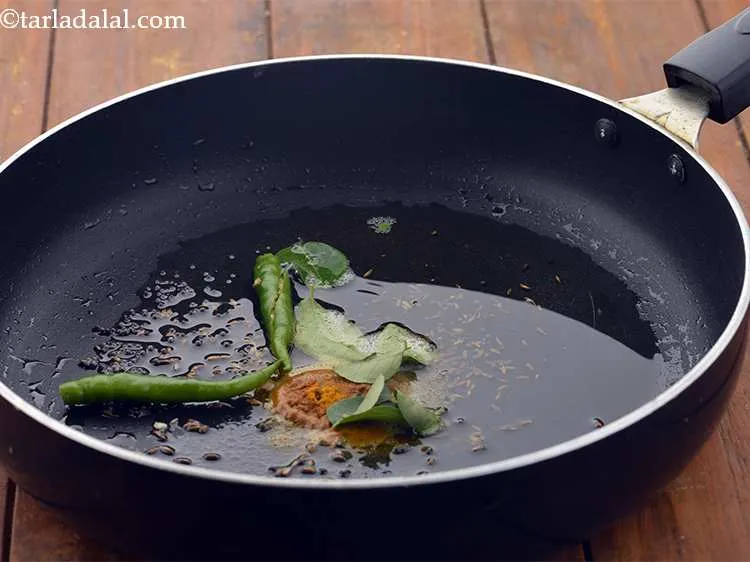 स्टेप 9 – हरी मिर्च डालें। आप अपनी पसंद के अनुसार हरी मिर्च …