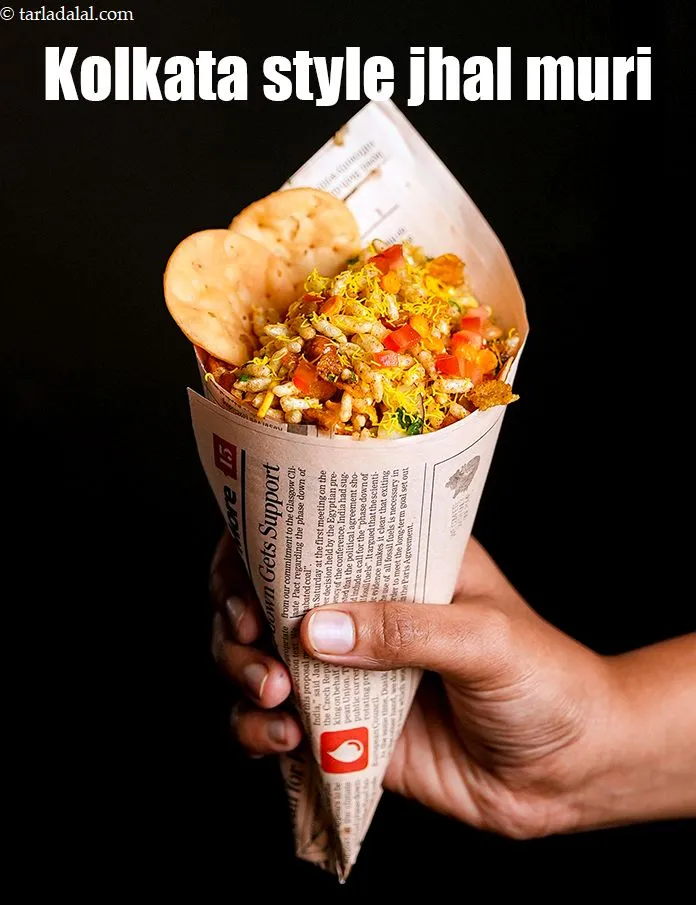 Step 26 – Serve <strong>jhal muri</strong> immediately.