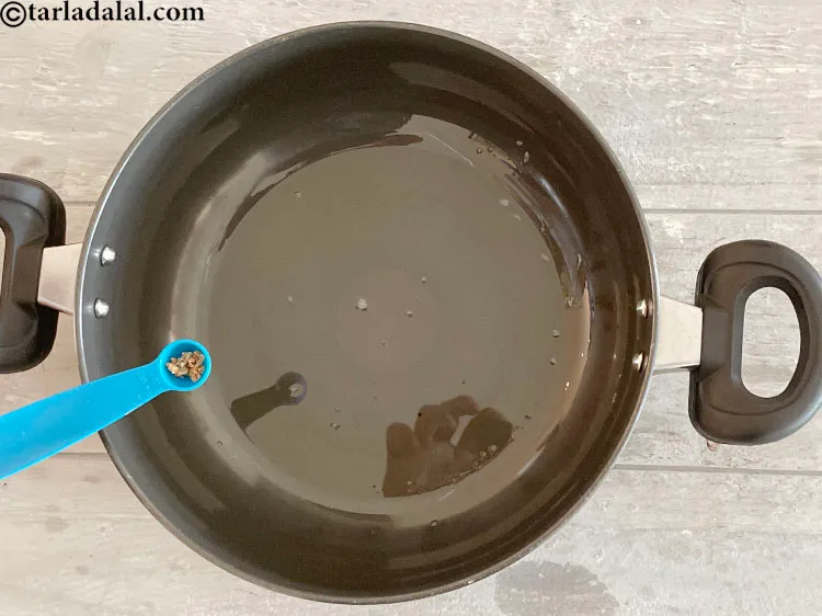 स्टेप 4 – कुछ <a href=""https://www.tarladalal.com/glossary-cardamom-elaichi-hindi-262i"">इलायची के दाने</a> डालें।&nbsp;गर्म करने पर इलायची के …