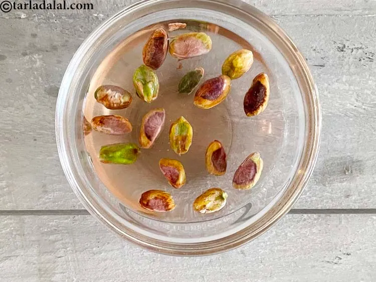 स्टेप 26 – कवच को निकालें और पिस्ता को गरम पानी में १० …