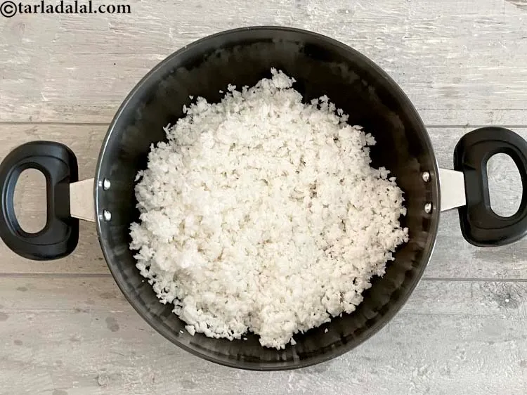 स्टेप 6 – ३ कप ताजा <a href=""https://www.tarladalal.com/glossary-grated-coconut-hindi-852i"">कसा हुआ नारियल</a> डालें।&nbsp;ताजा कसा हुआ …