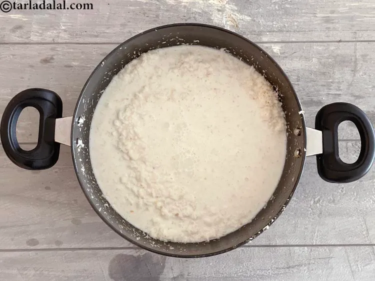 स्टेप 9 – ३ कप फुल-फैट <a href=""https://www.tarladalal.com/glossary-milk-hindi-514i"">दूध</a> डालें।&nbsp;दूध कोपरा पाक की चिकनी …