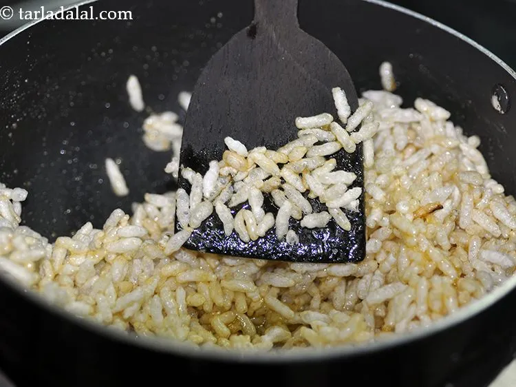 स्टेप 10 – अच्छी तरह मिलाएं ताकी गुड़ के साथ मुरमुरा अच्छी तरह …