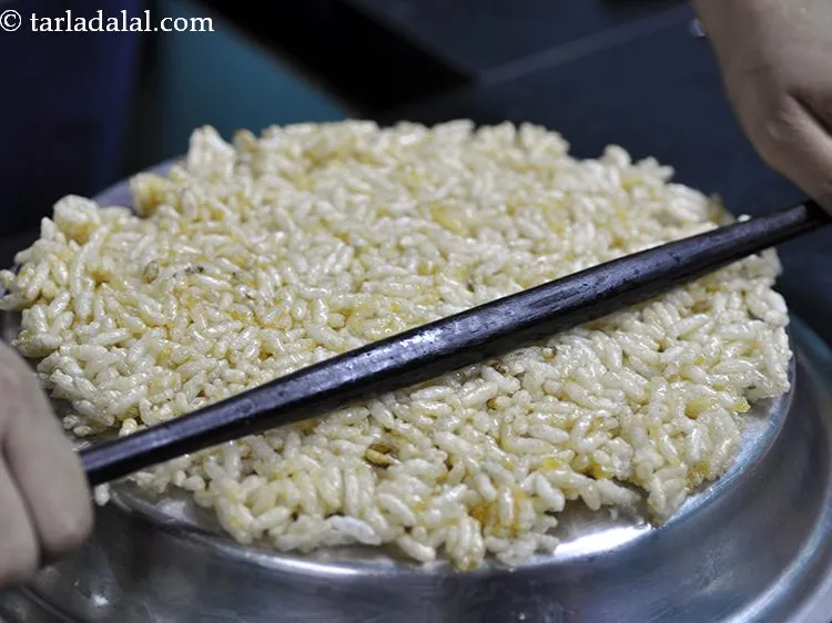 स्टेप 12 – इसे बेलन का उपयोग करते हुए इसे २०० मि। मी। …