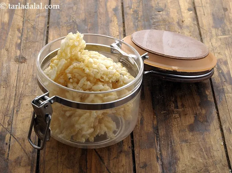 स्टेप 15 – <strong>मुरमुरा चिक्की</strong> को एयर टाइट कंटेनर में स्टोर करें। क्रश्ट …