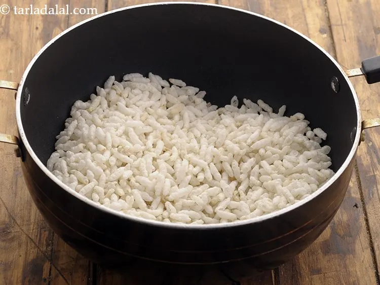 स्टेप 3 – <strong>मुरमुरा चिक्की</strong> बनाना शुरू करने के लिए, एक गहरे नॉन-स्टिक …