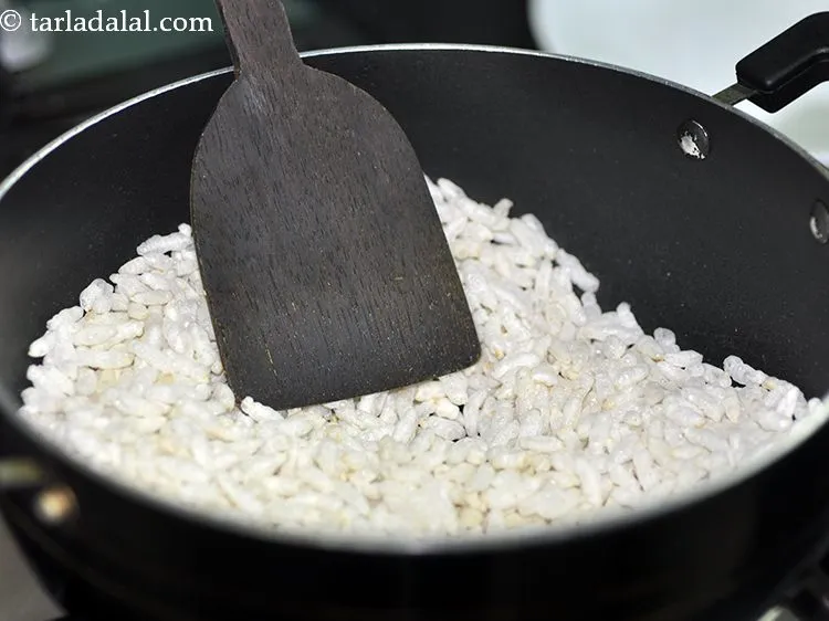 स्टेप 4 – मध्यम आंच पर ३ मिनट के लिए या उन्हें सुनहरा …