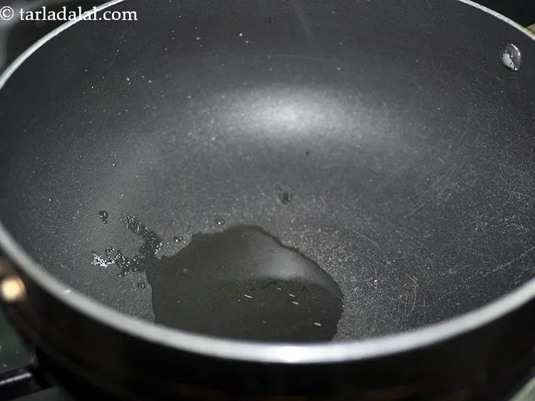 स्टेप 6 – उसी गहरे नॉन-स्टिक पैन में घी गरम करें।