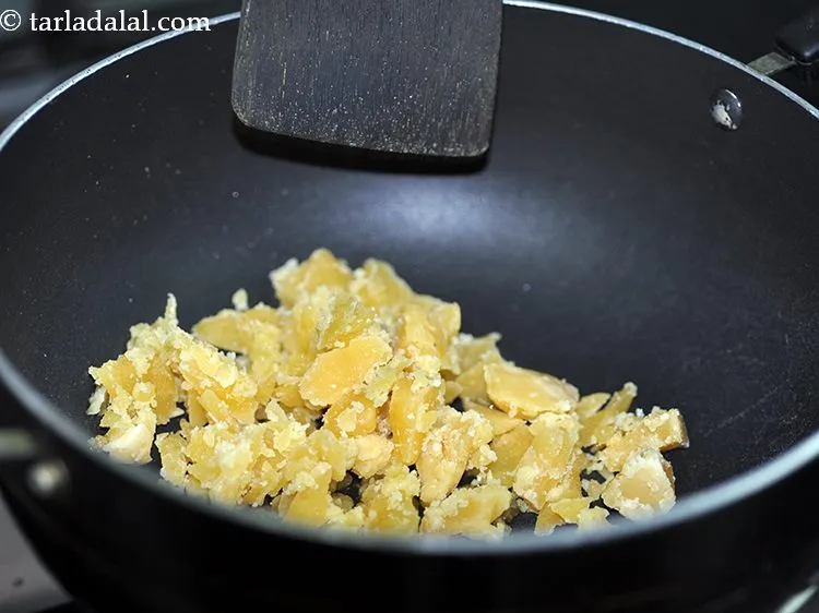 स्टेप 7 – गुड़ डालें। ज्यादातर <strong>चिक्की</strong> गुड़ के उपयोग से बनाई जाती …