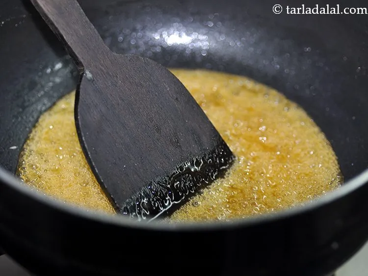 स्टेप 8 – आप देखेंगे कि गुड़ ऊपर बुलबुले आना शुरू होगा और …