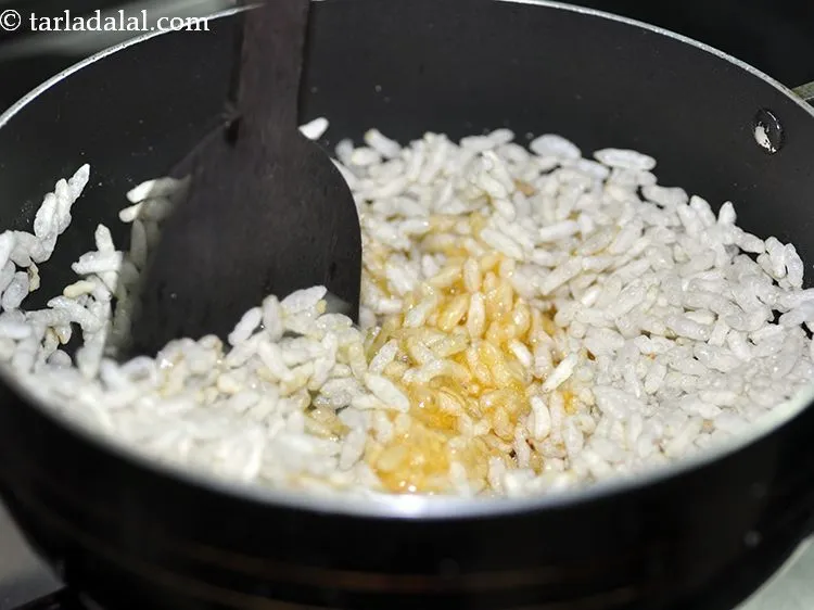 स्टेप 9 – आंच बंद कर दें और मुरमुरा डालें।