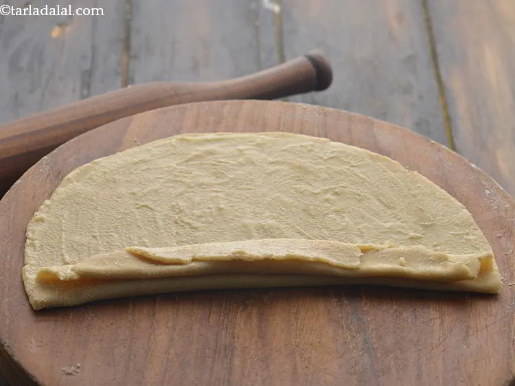 स्टेप 13 – एक छोर से दूसरे छोर तक पंखे की तरह इसे …