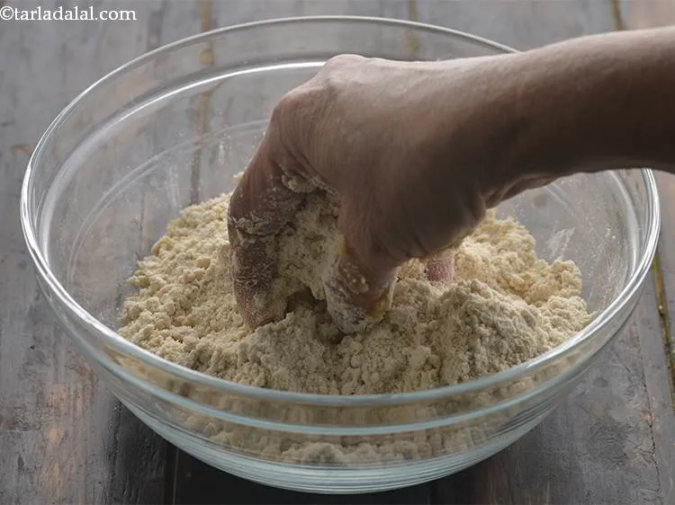 स्टेप 4 – अच्छी तरह मिलाएं। अपनी उंगलियों के बीच रगड़कर अपने हाथों …