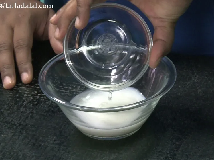 स्टेप 2 – २ टेबलस्पून गुनगुना पानी डालें। अपनी उंगली डुबो कर पानी …