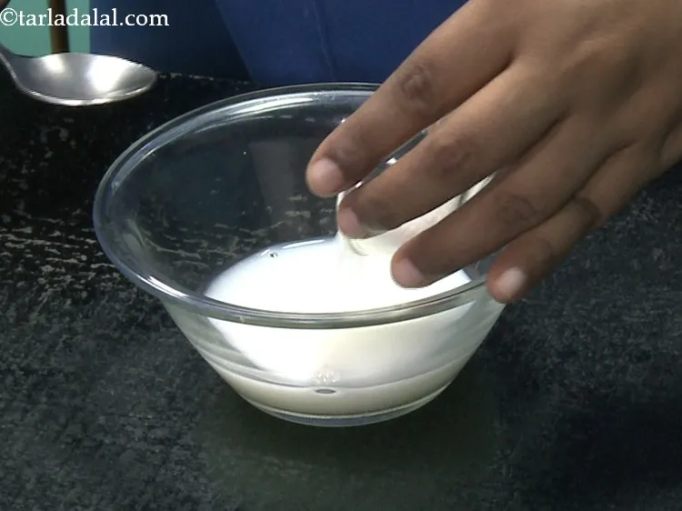 स्टेप 3 – शक्कर डालें। पाव बनाने में शक्कर की कई भूमिकाएँ होती …