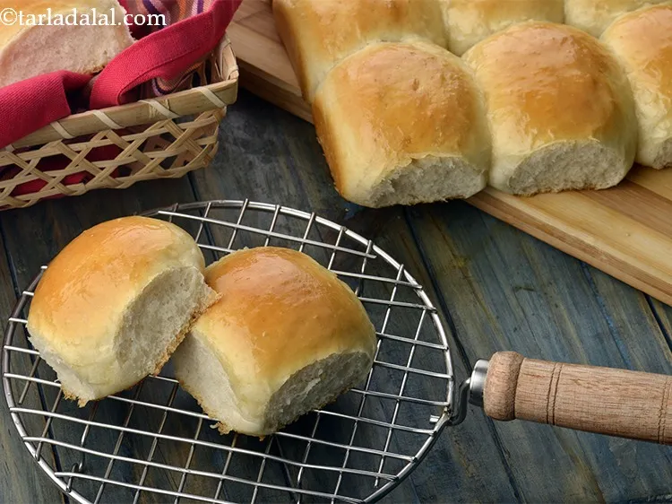 स्टेप 16 – आप <a href=""https://www.tarladalal.com/ladi-pav-eggless-homemade-laadi-pav-buns-hindi-40720r"" target=""_blank""><strong>घर पर लादी पाव बनाकर</strong></a> इस पूरे …