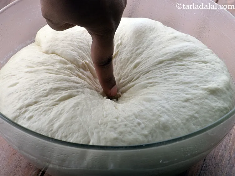 स्टेप 20 – एक उंगली डालकर आटे को अपवित्र करें, जो वापस उछाल …