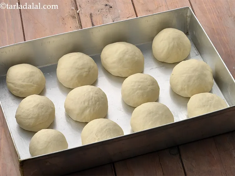 स्टेप 27 – तेल के साथ एक एल्यूमीनियम ट्रे को चिकना करें। नियमित …