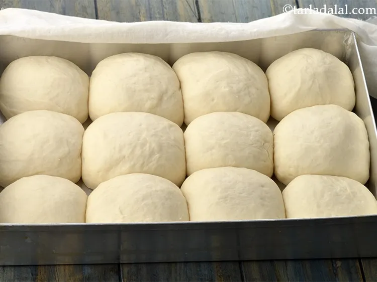 स्टेप 30 – दूध के साथ आटे को ब्रश करें।