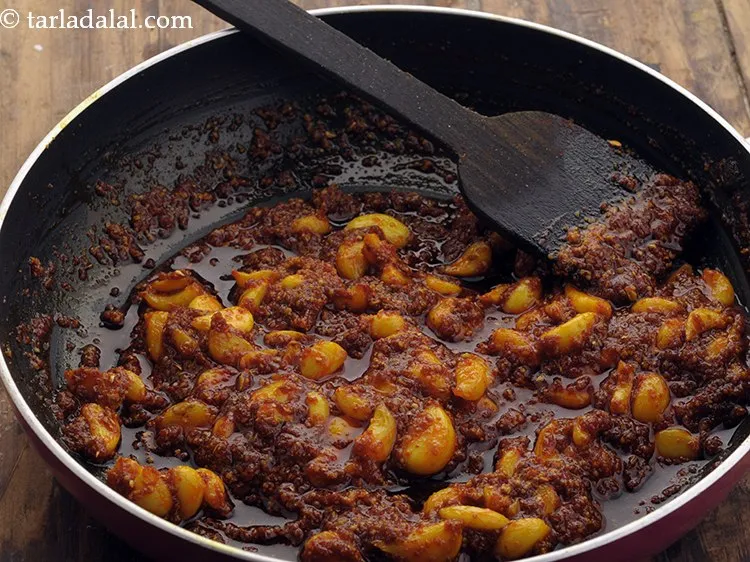 Step 19 – Mix&nbsp;<strong>lahsun ka achaar | Punjabi lehsun ka achar | garlic pickle |</strong>&nbsp;thoroughly.