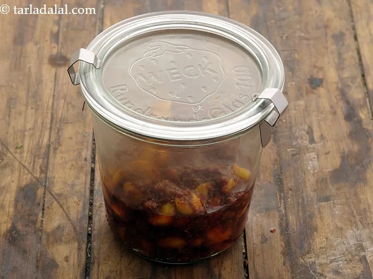 Step 20 – Cool the <strong>lehsun ka achar</strong> and bottle in a sterilized glass jar.&nbsp;Store <strong>Punjabi lahsun ka …