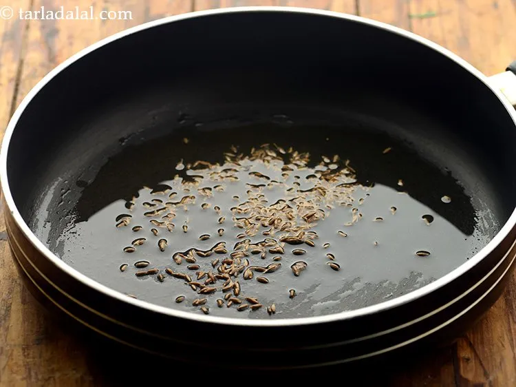 स्टेप 20 – तेल गरम होने के बाद जीरा डालें।