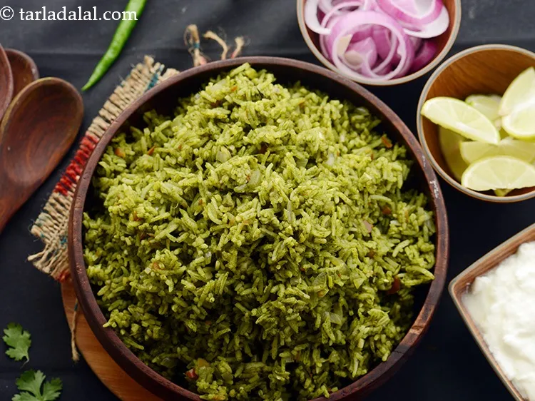 स्टेप 32 – ताज़ा दही, रायता और भुने पापड़ के साथ <strong>लहसुनी पालक …