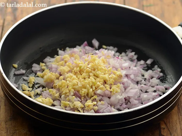 स्टेप 22 – लहसुन डालें।