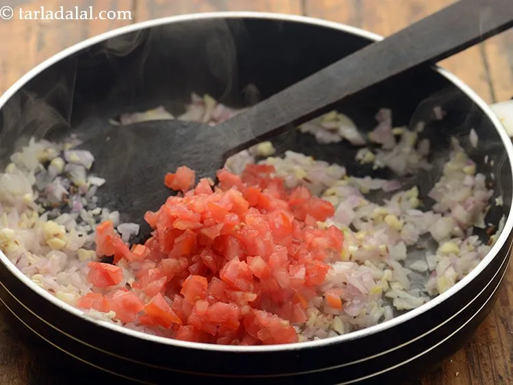 स्टेप 24 – टमाटर डालें। अन्य सब्जियां जैसे उबले हुए स्वीट कॉर्न के …