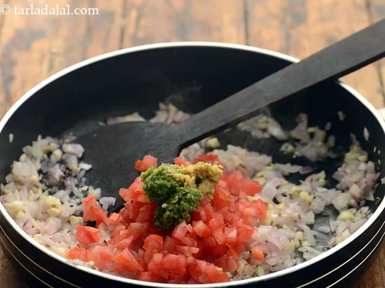 स्टेप 25 – अदरक-हरी मिर्च का पेस्ट डालें। इसे मसालेदार बनाने के लिए …